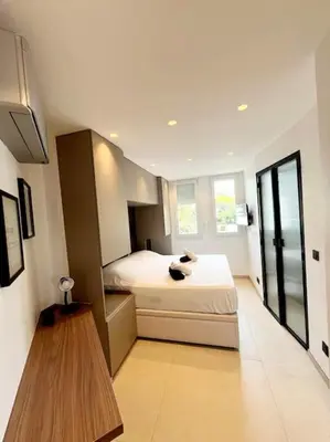 a small bedroom with a bed and a window at Appartement 4 pièces luxueux in Cannes