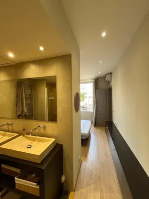 a bathroom with a sink and a bed in a room at dans le quartier historique du suquet idéal congres et vacances in Cannes