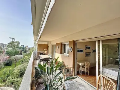 a balcony of a house with a table and chairs at 85m2 Grandes Terrasses - 2 chambres in Cannes