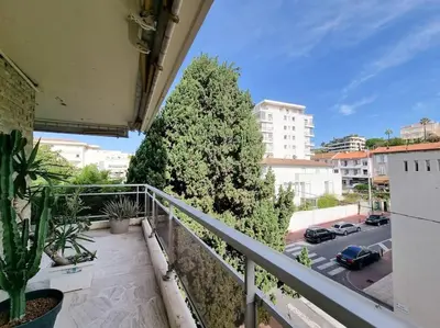 a balcony with a tree on a city street at 85m2 Grandes Terrasses - 2 chambres in Cannes