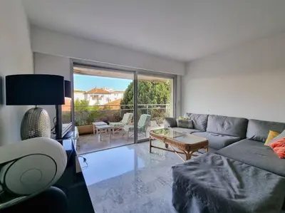 a living room with a couch and a table at 85m2 Grandes Terrasses - 2 chambres in Cannes