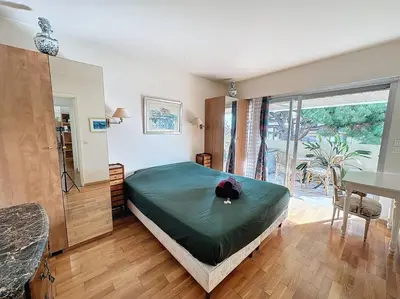 a bedroom with a bed and a table in it at 85m2 Grandes Terrasses - 2 chambres in Cannes