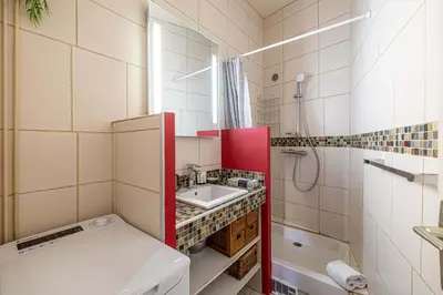 a bathroom with a sink and a toilet and a tub at LE FORVILLE lumineux en plein centre, à deux pas du Palais, Croisette et plages in Cannes