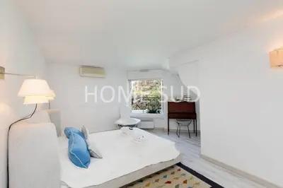 a living room with a couch and a table at Votre maison de vacances dans un écrin de verdure - Cannes in Cannes