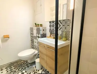 a bathroom with a toilet and a sink at Joli appartement au calme à 10 min à pied des Marches et des plages in Cannes