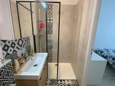 a bathroom with a shower and a sink at Joli appartement au calme à 10 min à pied des Marches et des plages in Cannes
