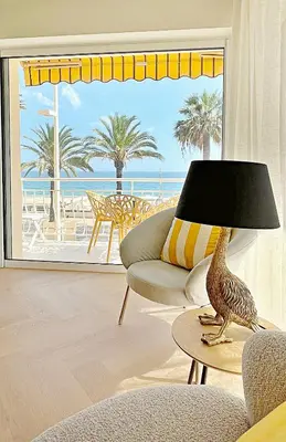 a living room with a couch and a table with a lamp at Une véritable perle 342L HUI in Cannes