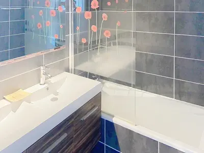 a bathroom with a sink and a mirror at Superbe 2 pièces 344L Jol in Cannes