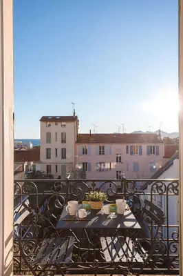 a table on a balcony with a view of buildings at Syssi - 3 Chambres avec salles de bains, spacieux, calme, moderne, idéal congrès in Cannes