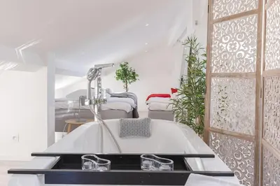 a bathroom with a sink and a bath tub at Syssi - 3 Chambres avec salles de bains, spacieux, calme, moderne, idéal congrès in Cannes