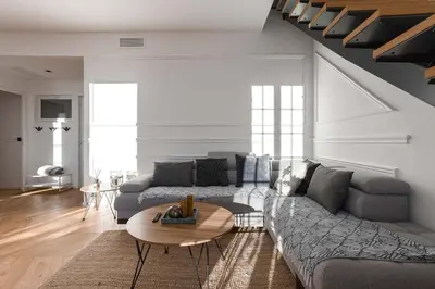 a living room with a couch and a table at Syssi - 3 Chambres avec salles de bains, spacieux, calme, moderne, idéal congrès in Cannes