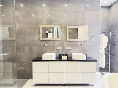 a bathroom with two sinks and a shower at Appartement Haut Standing 5 pièces Cannes centre in Cannes