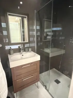 a bathroom with a sink and a shower at Appartement Haut Standing 5 pièces Cannes centre in Cannes