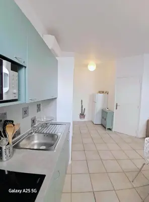 a white kitchen with a sink and a microwave at Emplacement idéal 450 métres du Palais croisette plage in Cannes