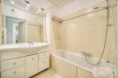a bathroom with a sink and a tub and a shower at Spacieux 2 chambres TERRASSE, PARKING proche CENTRE VILLE A2B237 in Cannes