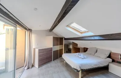a bedroom with a bed and a skylight at Maison 4 chambres - Cannes centre -Clim WIFI 7 personnes in Cannes