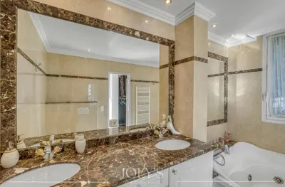 a bathroom with two sinks and a tub and a mirror at Villa d'architecte Super Cannes - Vue panoramique in Cannes