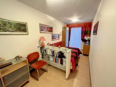 a bedroom with a bed and a book shelf with books at Superbe 3 pièces vue mer 323L MUNAR in Cannes
