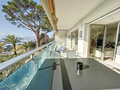 a house with a balcony with a table at Superbe 3 pièces vue mer 323L MUNAR in Cannes