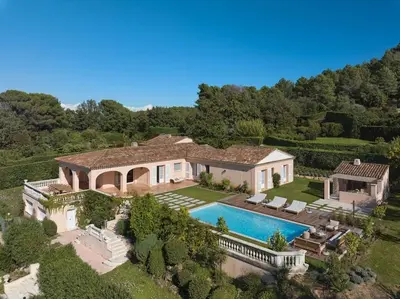 an aerial view of a house with a swimming pool at Cannes, splendide villa dans un domaine privé in Le Cannet