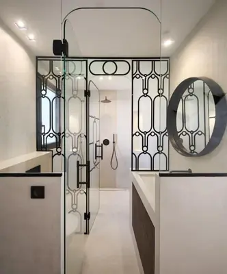 a bathroom with a shower and a mirror at Cannes, splendide villa dans un domaine privé in Le Cannet