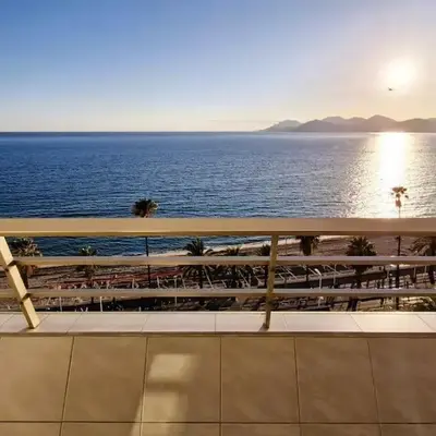 Cannes SEASIDE BEACHFRONT bord de mer