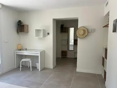 a white room with a desk and a chair at Splendide maison Solstice in Cannes