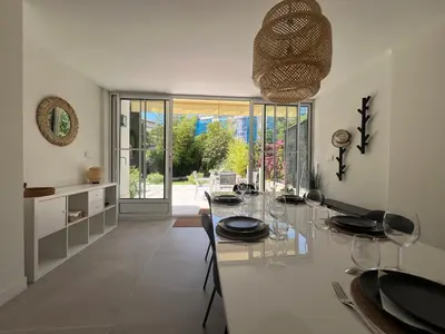 a kitchen and dining room with a glass table at Splendide maison Solstice in Cannes