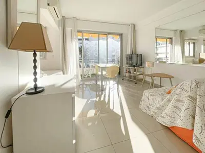 a white room with a bed and a table at Le ROUAZE studio - proche Carlton et Martinez - idéal congrès - Wifi Clim in Cannes