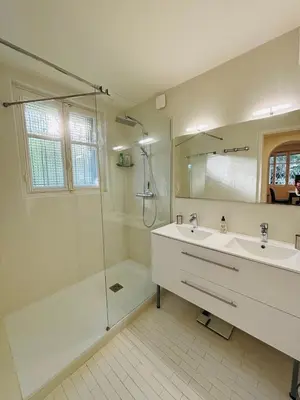 a bathroom with a shower and a sink and a tub at Agréable 2 pièces avec terrasse et jardin in Cannes