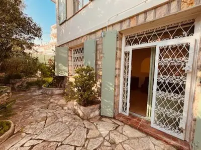 an entrance to a building with an open door at Agréable 2 pièces avec terrasse et jardin in Cannes
