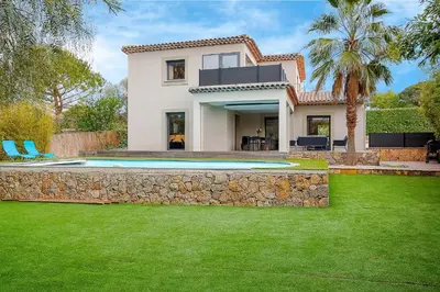 a house with a yard with a swimming pool at Villa Spacieuse - Piscine chauffée - Climatisé in Mougins