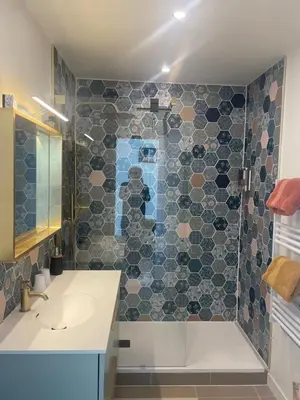 a bathroom with a sink and a shower at appartement centre ville cannes vue mer in Cannes