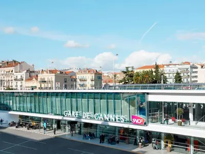 a building with a sign that reads game of cameras at Studio Design et Cosy à 8 min à Pied des Plages in Cannes