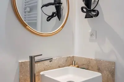 a bathroom with a sink and a mirror at Studio Design et Cosy à 8 min à Pied des Plages in Cannes