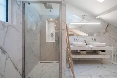 a bathroom with a shower and two sinks at 4 pièces sur la rue d'Antibes - Rénové et climatisé in Cannes