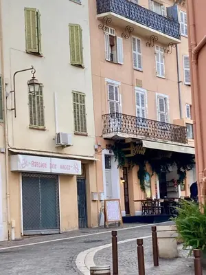 an empty street in front of a building at Le refuge du Suquet, quartier authentique de Cannes, vue mer in Cannes