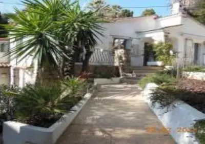 a house with two palm trees in front of it at En ville un coin de campagne in Le Cannet