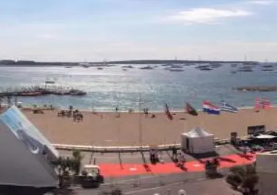 a view of a beach with boats in the water at En ville un coin de campagne in Le Cannet
