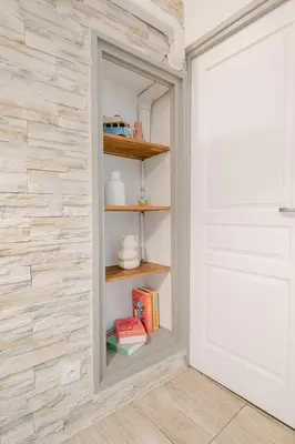 a book shelf in a wall next to a door at La Perle du Suquet, zone piétonne in Cannes