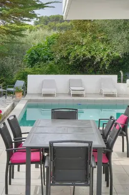 a table and chairs next to a swimming pool at FRGK 