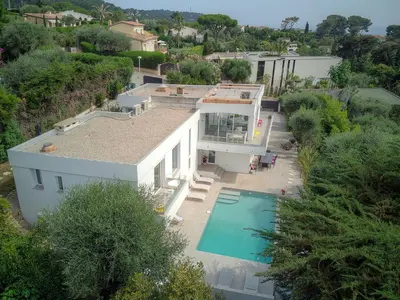 an aerial view of a house with a swimming pool at FRGK 