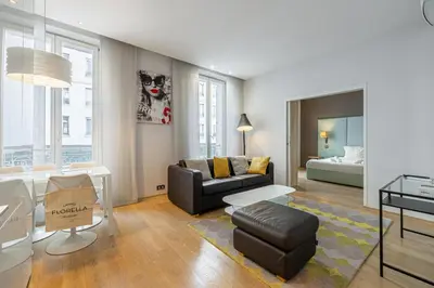 a living room with a couch and a bed at LE SAINT HONORÉ idéalement situé au cœur de Cannes in Cannes