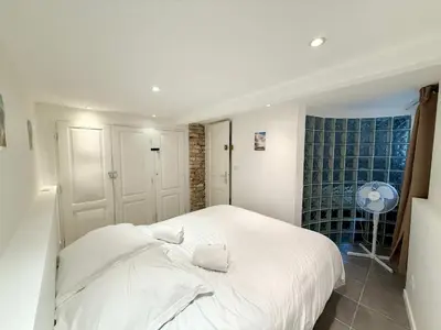 a bedroom with a white bed with white sheets at A076 Appart 6 pers chambre et terrasse au Suquet in Cannes
