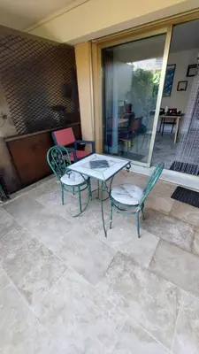 a table and two chairs sitting on a patio at Studio F1 avec jardin, proche du Palais des festivals et des plages in Cannes