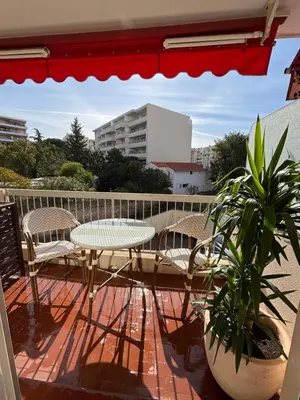 a patio with a table and chairs on a balcony at Studio au California Palace in Cannes