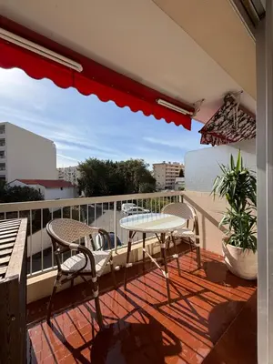 a patio with a table and chairs on a balcony at Studio au California Palace in Cannes