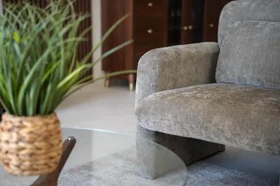a chair and a vase on a glass table at Luxueux Appartement avec Jardin Suspendu Vue Mer 10 min du Palais Cannes in Cannes