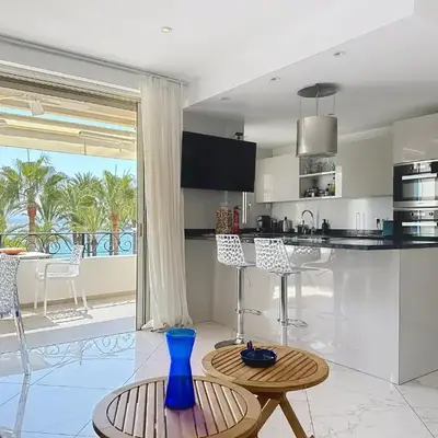 Stylish 1-bedroom apartment with sea view on La Croisette
