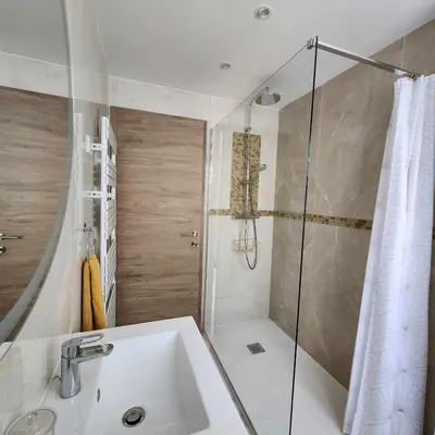 a bathroom with a shower and a white sink at Victoria - Dr Picaud - 3 Pieces avec climatisation - 5 min des Plages in Cannes